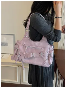 Detailweergave van de roze retro motortas met klinknagels en gesp op het model
