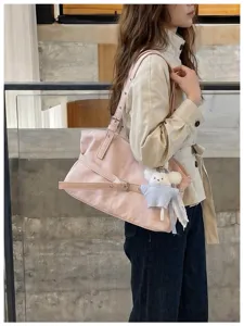 Rosa Umhängetasche im koreanischen Stil mit Gürtelschnalle und süßem Bärenanhänger