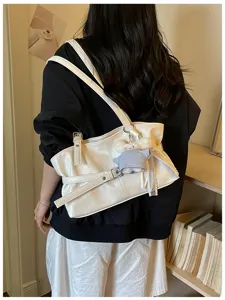 Weiße minimalistische Umhängetasche im Korea-Stil mit Gürtelschnalle und Anhänger