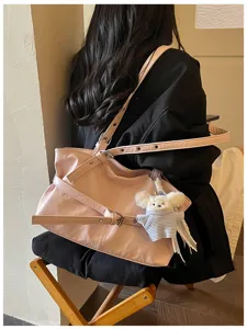 Detail der rosa Umhängetasche im koreanischen Stil mit Schnallen und Bärenanhänger