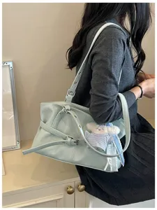 Nahaufnahme der mintgrünen Umhängetasche im koreanischen Stil mit Gürtelschnalle und Anhänger