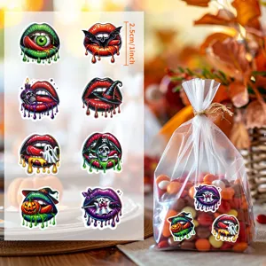 Détail d'autocollants lèvres d'Halloween avec taille d'un pouce et usage sur sac de bonbons.
