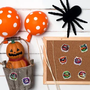 Autocollants d'Halloween effrayants avec lèvres sanglantes sur un tableau de liège