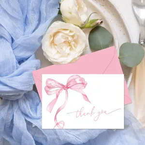 Tarjeta de agradecimiento con lazo rosa y sobre sobre un fondo elegante de flores
