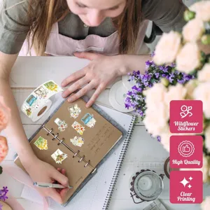 Detailopname van wilde bloemenstickers die op een pagina van een notitieboek zitten