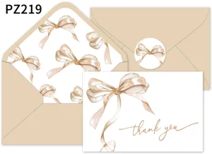Detalle del juego de tarjetas de agradecimiento con lazo de acuarela, sobre y pegatina