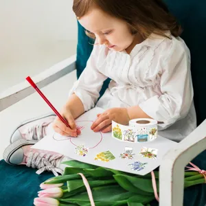 Close-up van kleurrijke bloemen DIY stickers op rol gebruikt door een kind voor journaling
