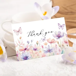 Gros plan de carte de remerciement aquarelle florale avec papillons violets