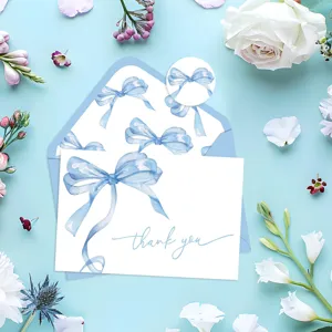 Elegante juego de tarjetas de agradecimiento con lazo azul, sobre y pegatina a juego