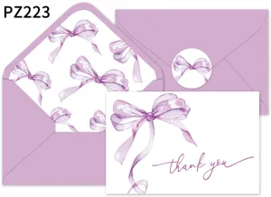 Detalle del juego de tarjetas de agradecimiento con lazo morado de acuarela y sobre
