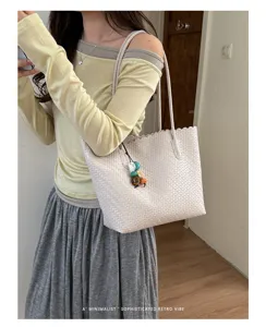 Modelo con bolso tote beige trenzado con un diseño de estilo retro minimal