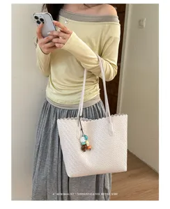 Bolso tote de tejido trenzado con bordes ondulados y colgante de cuentas