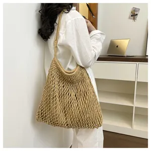 Gran bolso tote de macramé caqui para el verano y el ocio en un entorno de estilo de vida