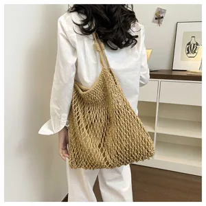 Bolso tote tejido calado hecho a mano llevado por modelo con ropa blanca