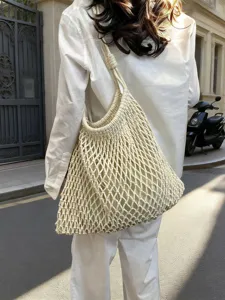 Elegante bolso de macramé tejido beige para la playa de verano y el uso diario.