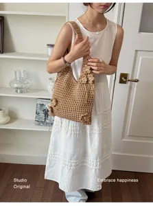 Detailansicht einer beigen Häkeltasche mit 3D-Blumenakzenten und Lochmuster-Design