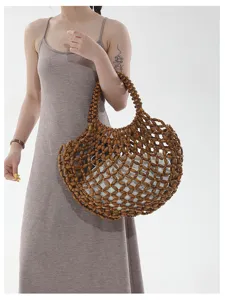 Élégant sac à main en perles de bois marron fait main avec pochette blanche sur un mannequin