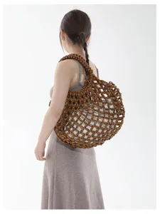Sac à bandoulière en perles de bois marron tissé à la main pour le style plage.