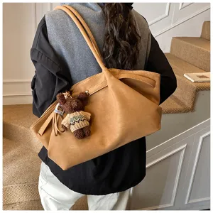 Sac cabas rétro en cuir camel avec un joli pendentif en forme d'ours en peluche marron
