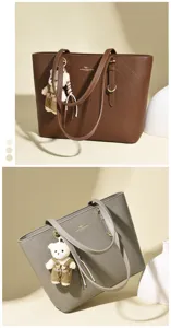 Détails des cabas matelassés losanges marron et gris avec adorable porte-clé ourson.