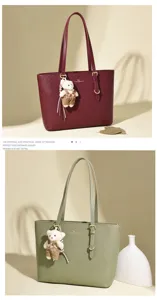 Vue détaillée des sacs cabas rétro gaufrés élégants en rouge vin et vert sauge