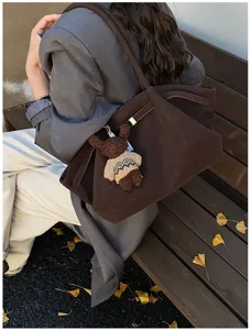 Grand cabas rétro en daim marron avec cordon de serrage et breloque ours pour femme.