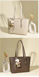 Sacs cabas matelassés beige et marron avec charm ours pour femme