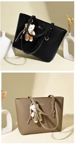 Sacs cabas classiques en cuir matelassé noir et taupe avec breloques oursons