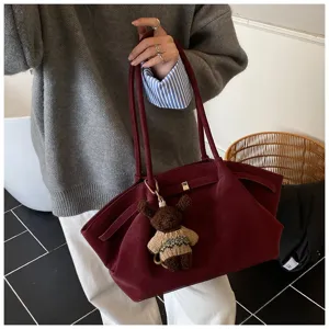 Grand sac cabas vintage bordeaux en daim pour femme avec un charmant ours en peluche.