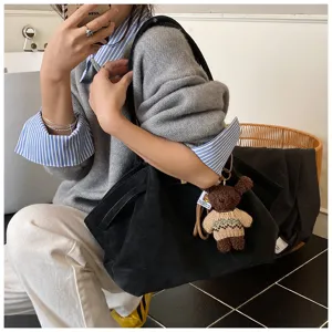 Photo lifestyle d'un sac cabas vintage noir avec un charmant ours pour le quotidien.