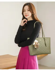 Sac fourre-tout élégant vert olive matelassé avec un charmant détail d'ours