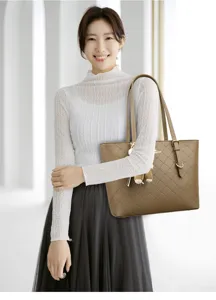 Mannequin asiatique présentant un grand sac cabas matelassé marron professionnel