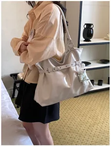 Sac cabas crème brillant avec détail de ceinture et breloque ours en peluche