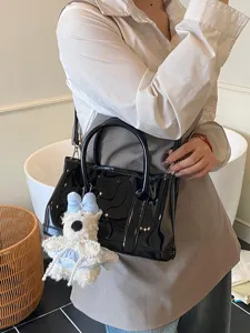 Petit sac cabas chic en cuir verni noir avec charmant pendentif chien en peluche blanc