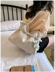 Sac fourre-tout beige pour le travail avec ceinture décorative et breloque ours