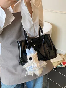 Petit sac cabas noir brillant avec un joli pendentif chien en peluche blanc chic