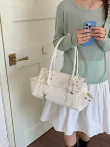Stilvolle weiße Moto-Tasche mit Nieten, Herzanhänger und Schleifendetail für Damen