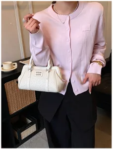 Sac à main oreiller tissé blanc pour femme, style élégant porté par un mannequin