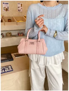 Sac à main tissé rose décontracté avec texture gaufrée dans un cadre de vie tendance