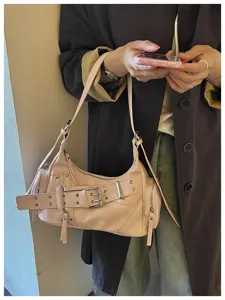 Borsa a spalla stile biker rosa nude in ecopelle con borchie e dettagli a fibbia.