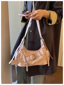 Borsa a spalla rosa in stile biker con borchie e fibbia decorativa per donna
