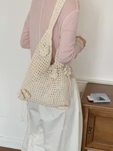 Häkel-Einkaufstasche im koreanischen Stil mit 3D-Blumenakzenten und Strickriemen