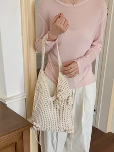 Handgefertigte Häkeltasche in Creme mit 3D-Blumenakzenten und künstlerischem Maschendesign