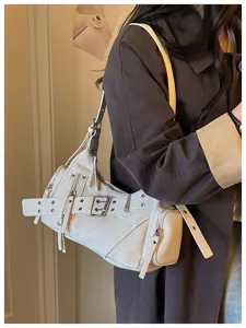 Borsa sottobraccio da moto bianca alla moda con rivetti argentati e fibbie della cintura