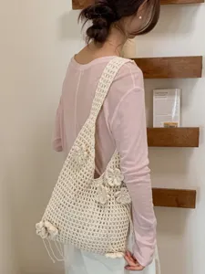 Elegante cremefarbene Häkeltasche mit 3D-Blumenakzenten und modernem Lochmuster.