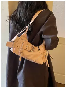 Borsa a tracolla beige alla moda stile motociclista con borchie e fibbia a cintura per donna