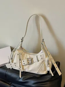 Borsa stile biker bianco crema con rivetti decorativi e fibbia a cintura con tracolla lunga
