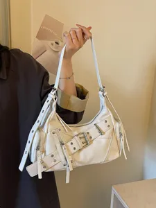 Borsa a spalla bianca con borchie stile motociclista con fibbia decorativa e dettagli argento