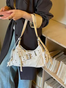 Elegante borsa sottobraccio stile biker bianca con borchie e fibbie per il pendolarismo quotidiano