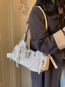 Borsa a tracolla bianca stile biker con borchie argentate e fibbia sulla modella
